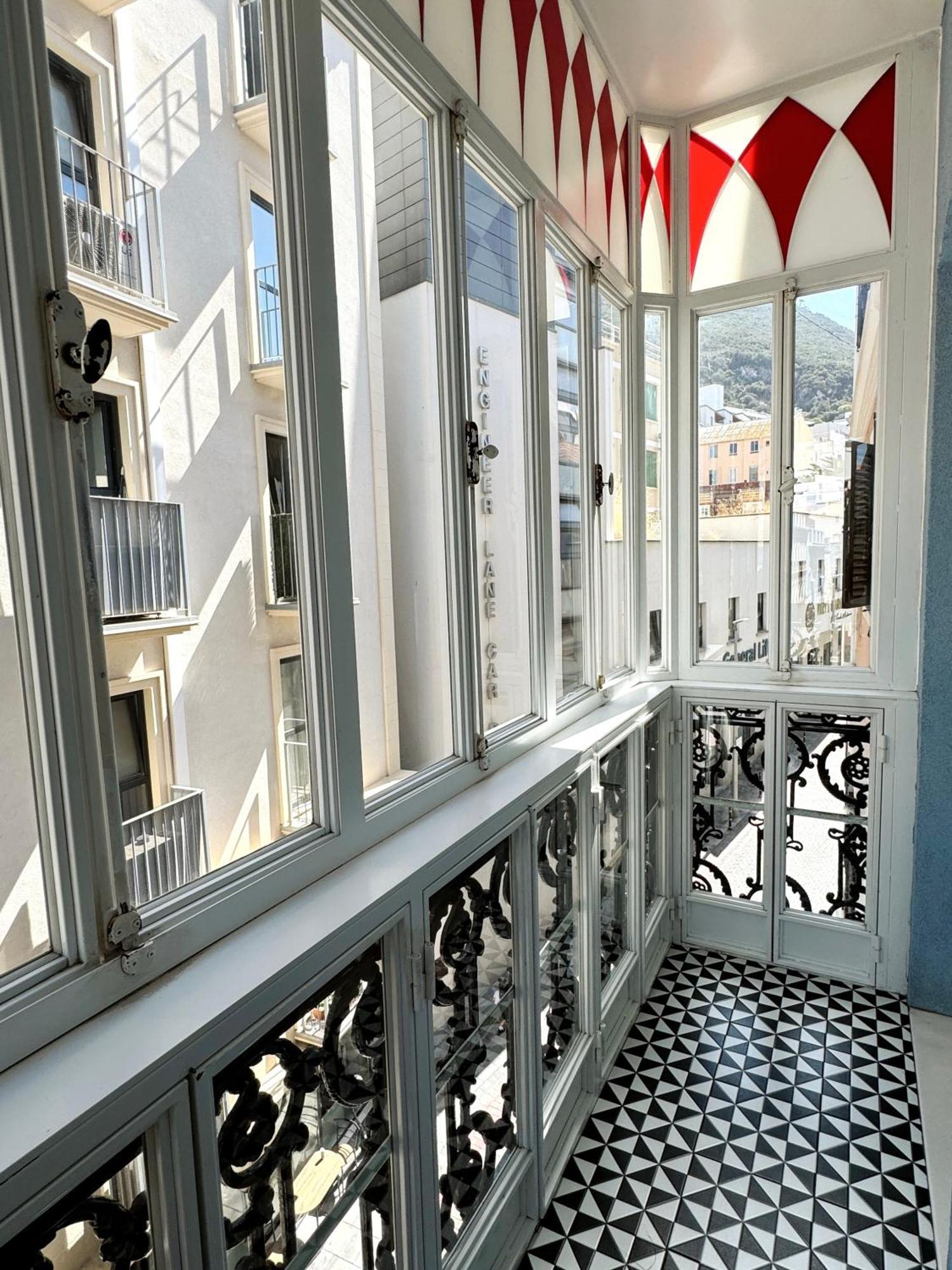 Fabulous City Centre Apartment - Grand Central House ジブラルタル エクステリア 写真