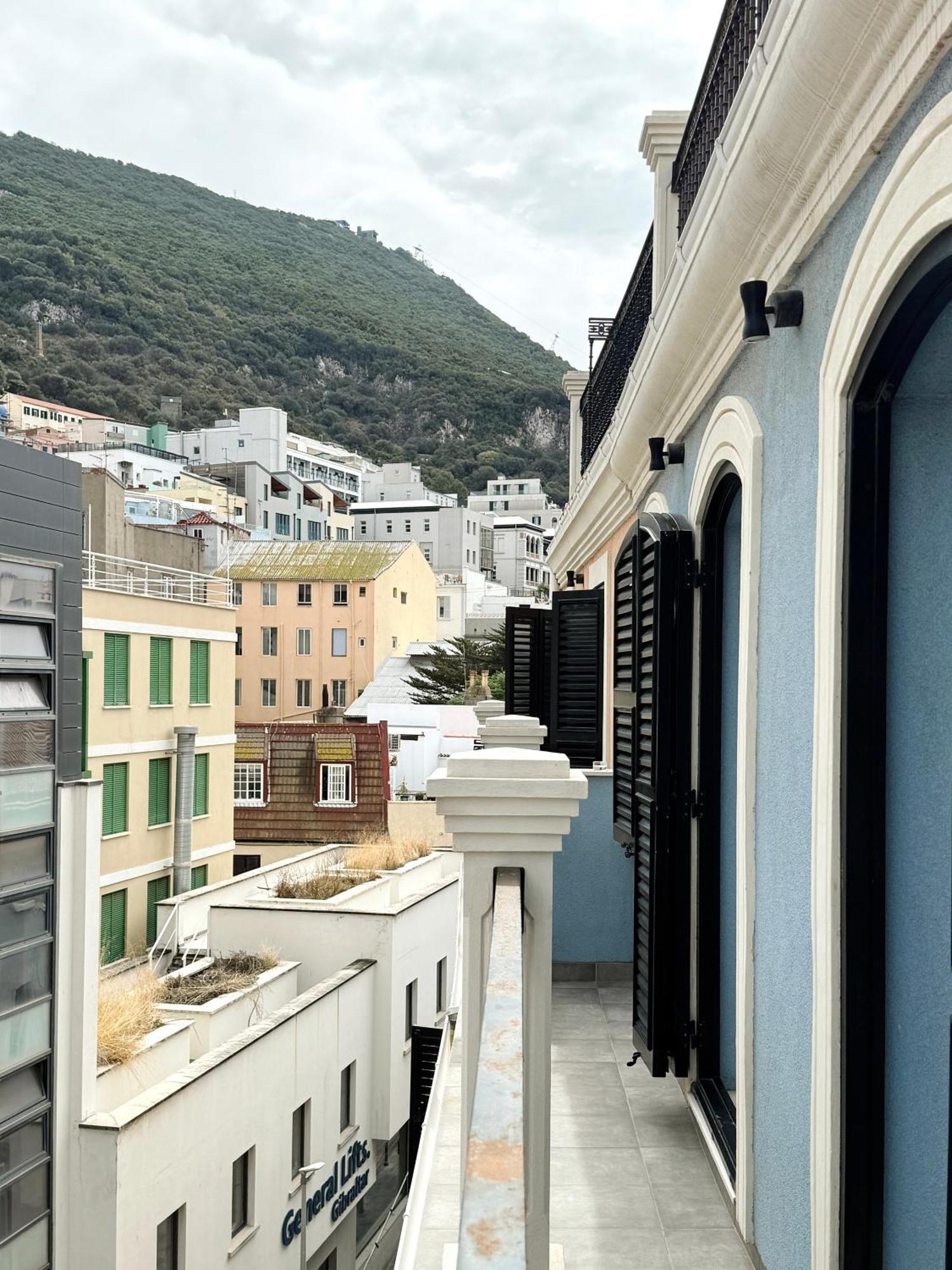 Fabulous City Centre Apartment - Grand Central House ジブラルタル エクステリア 写真